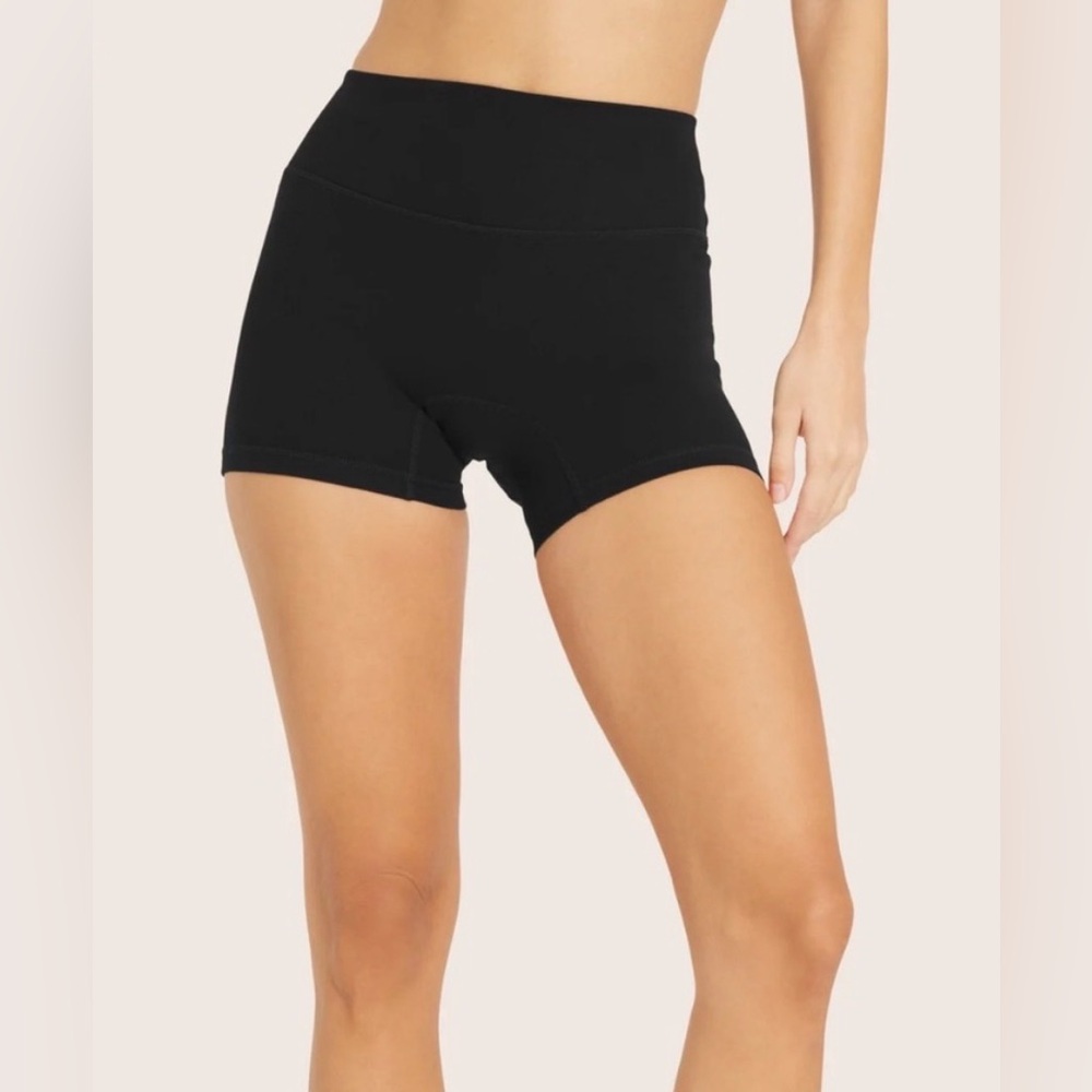 Set Active FormCloud Shorts in Black